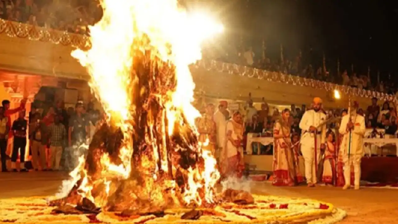 Bhadra spoiled the maths of Holika Dahan, this time Holi will burn for 2 days in the country