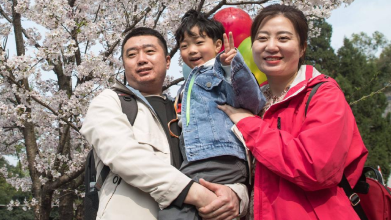 Approval of giving birth to children without marriage in China, ban on expensive marriages
