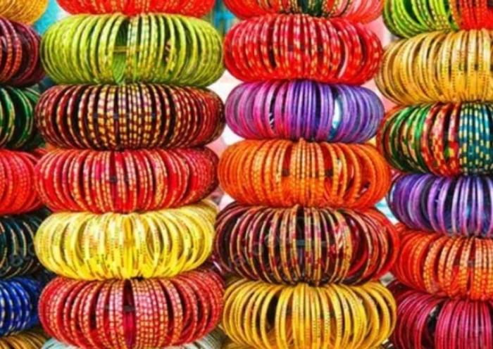 Bangles of this city are famous all over the world, 110 years old history of glass bangles