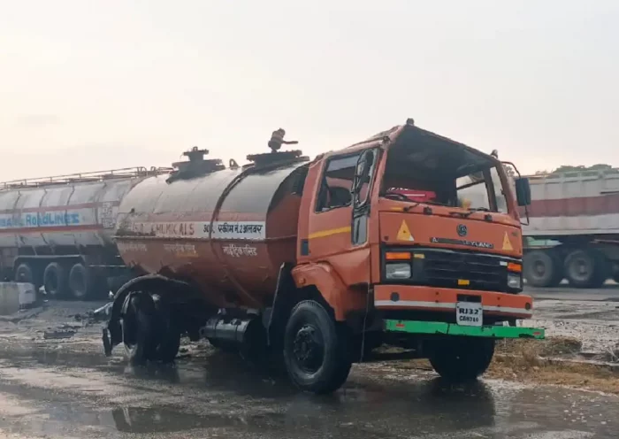 Acid filled tanker collided with another tanker on Neemrana Highway in rajasthan, acid spread for 2 km