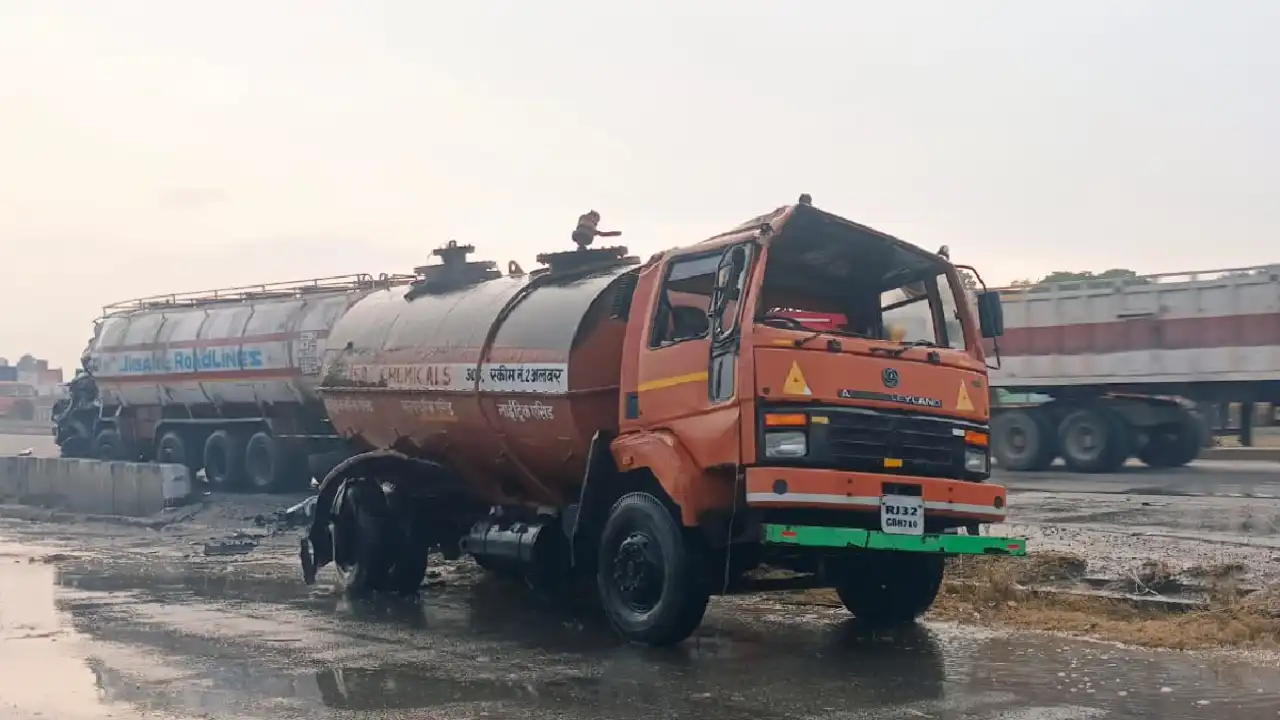 Acid filled tanker collided with another tanker on Neemrana Highway in rajasthan, acid spread for 2 km