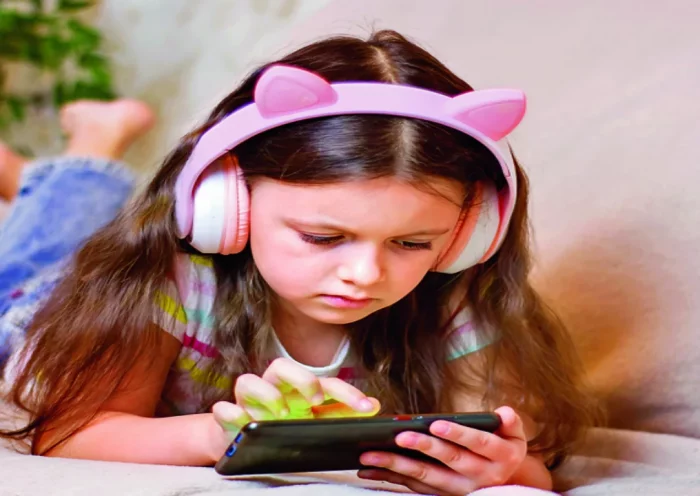 Children's world has been confined to mobile, who is smart? baby or phone