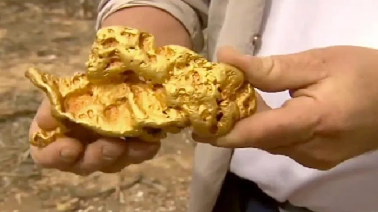 Gold came out of the ground in Australia, the nugget was buried in the ground