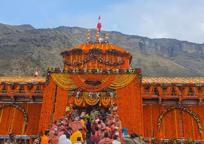 Badrinath Dham: The doors of Badrinath open with cheers, temple decorated with 15 quintal flowers