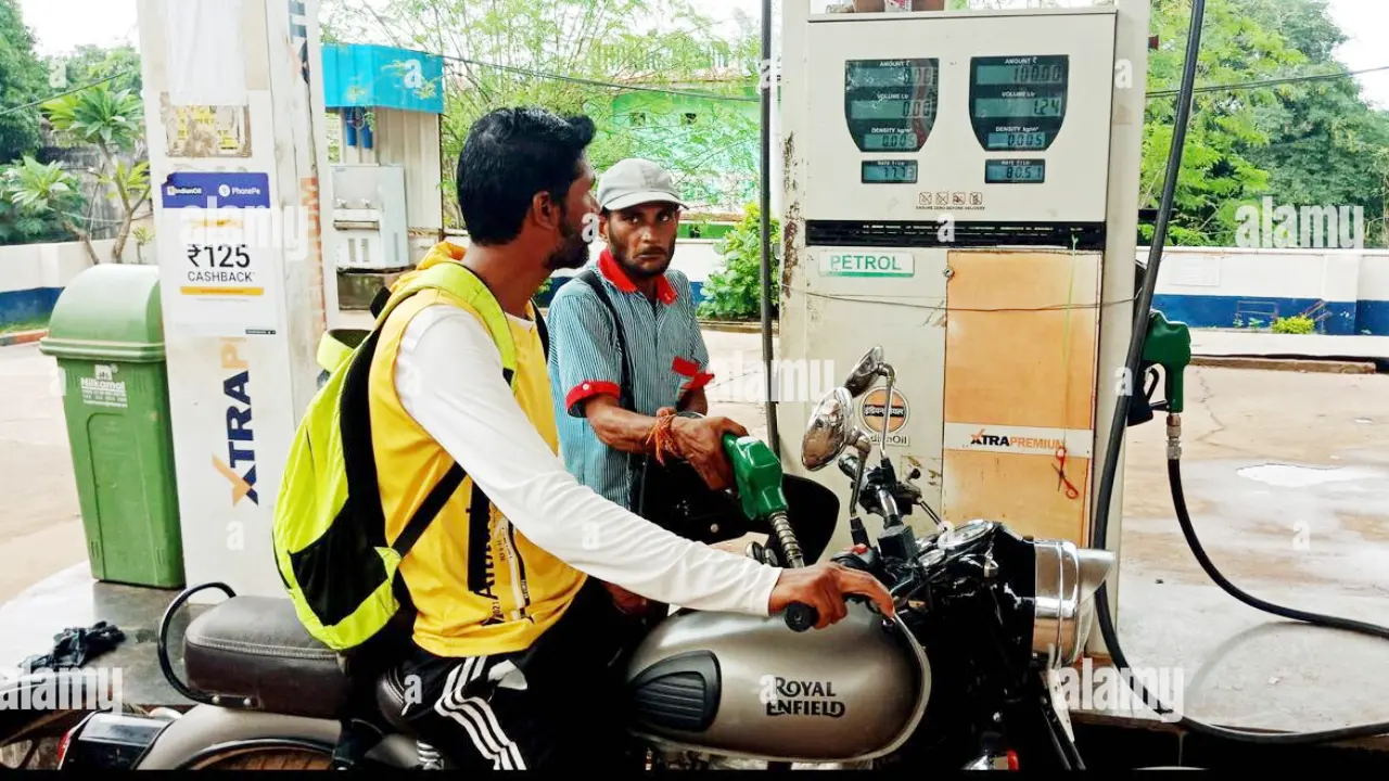 Petrol pump filling fuel in bike | Sach Bedhadak