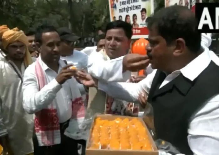 Karnataka Election Result: Sweets started being distributed as soon as the majority mark was crossed, fireworks outside AICC office