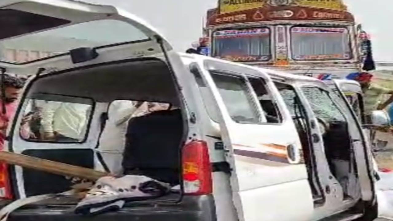 Bikaner Maruti van and truck collided | Sach Bedhadak