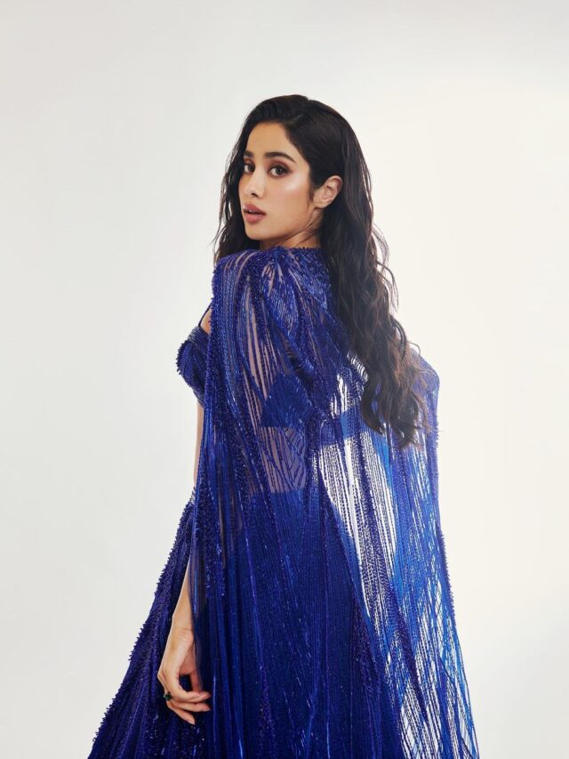 ब्लू ड्रेस पहन रैंप पर उतरीं Janhvi Kapoor, बॉम्ब फिगर देखकर अटकी फैंस की नजरें