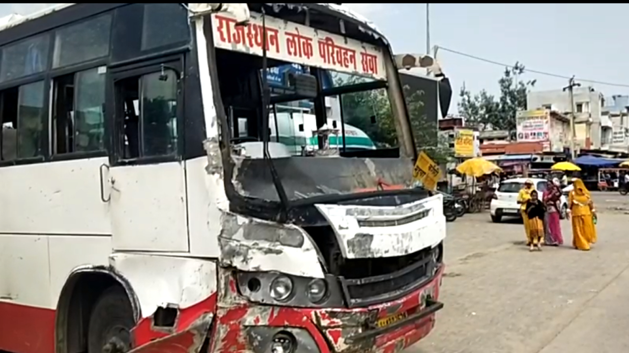 Public transport bus and tempo collide in Dausa | Sach Bedhadak