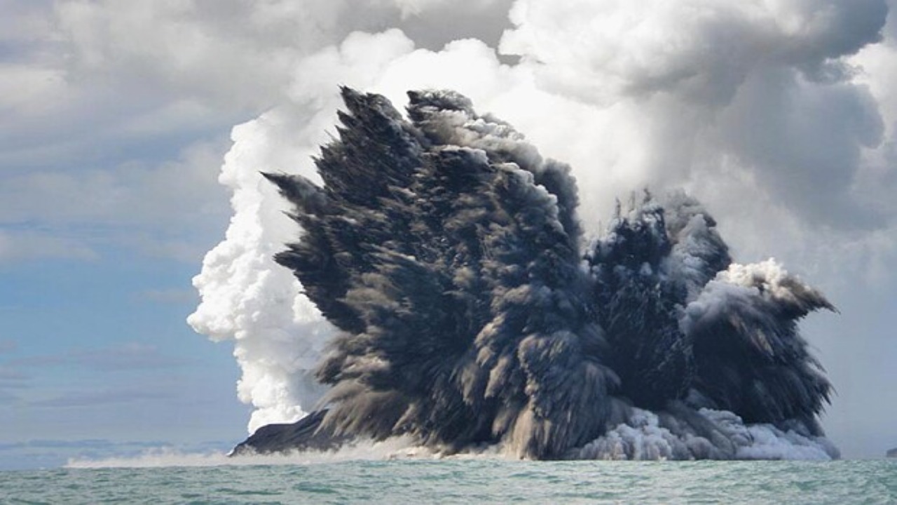 Volcano erupts in water | Sach Bedhadak