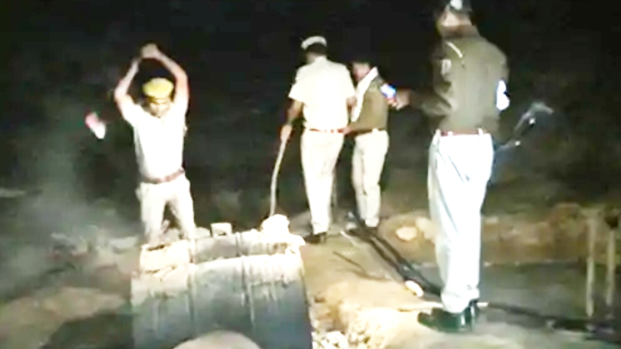 Raids On Illegal Liquor Manufacturing Sites In Bharatpur | Sach Bedhadak