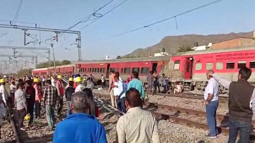 Sabarmati Agra superfast train derail in Ajmer | Sach Bedhadak